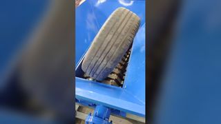 ゴムリサイクル用自動車タイヤを破砕する二軸シュレッダー